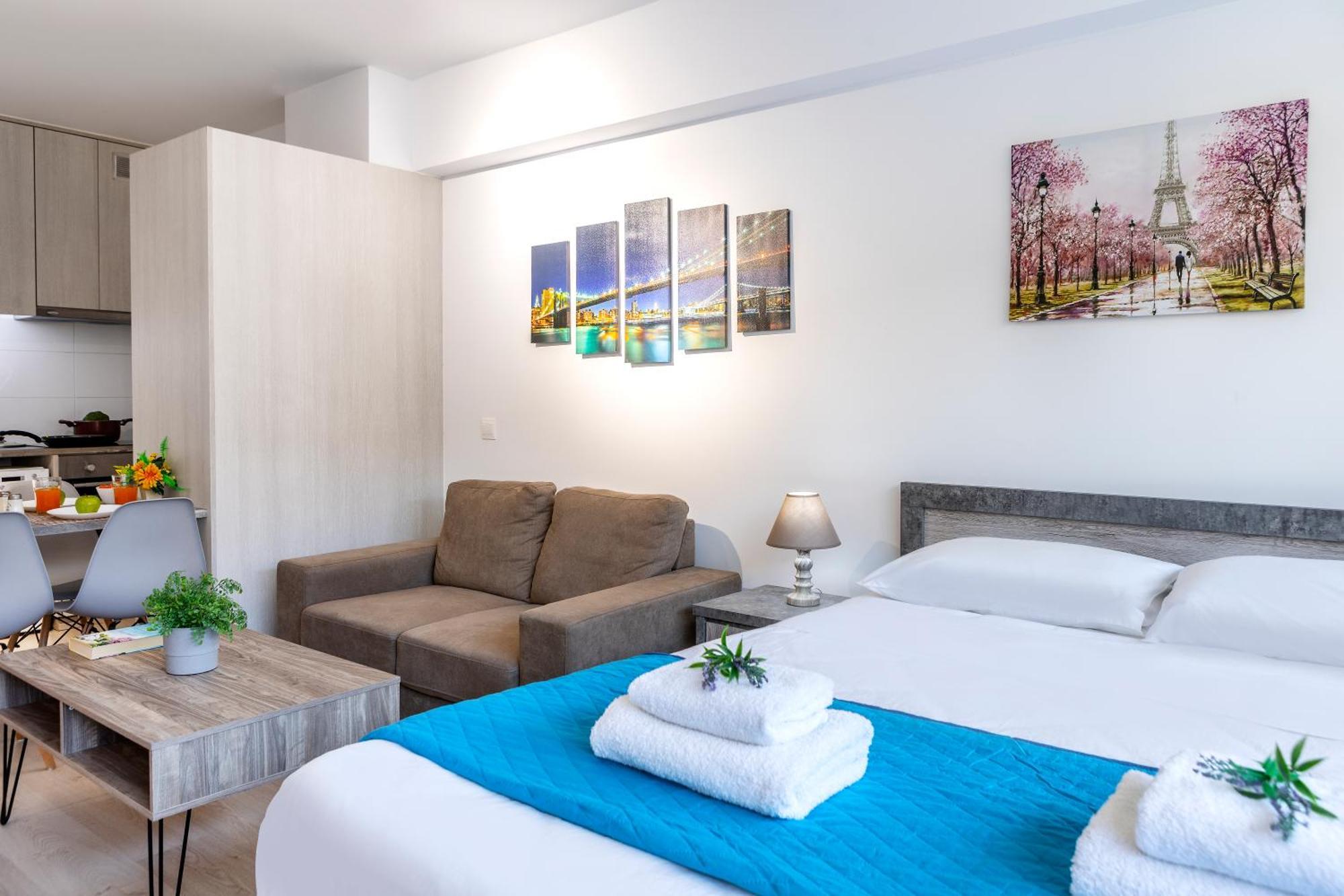 C-premium Apts 100m From And Centre דירה *