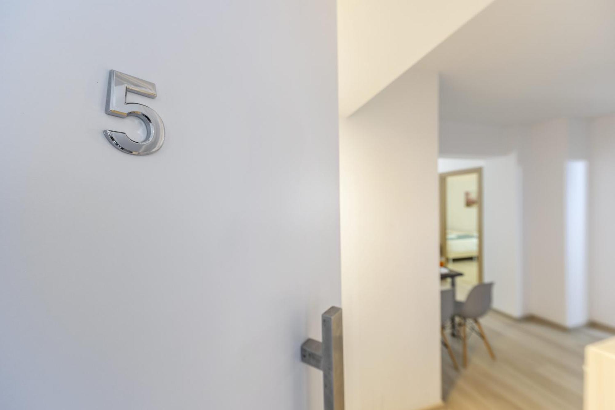 C-premium Apts 100m From And Centre דירה *