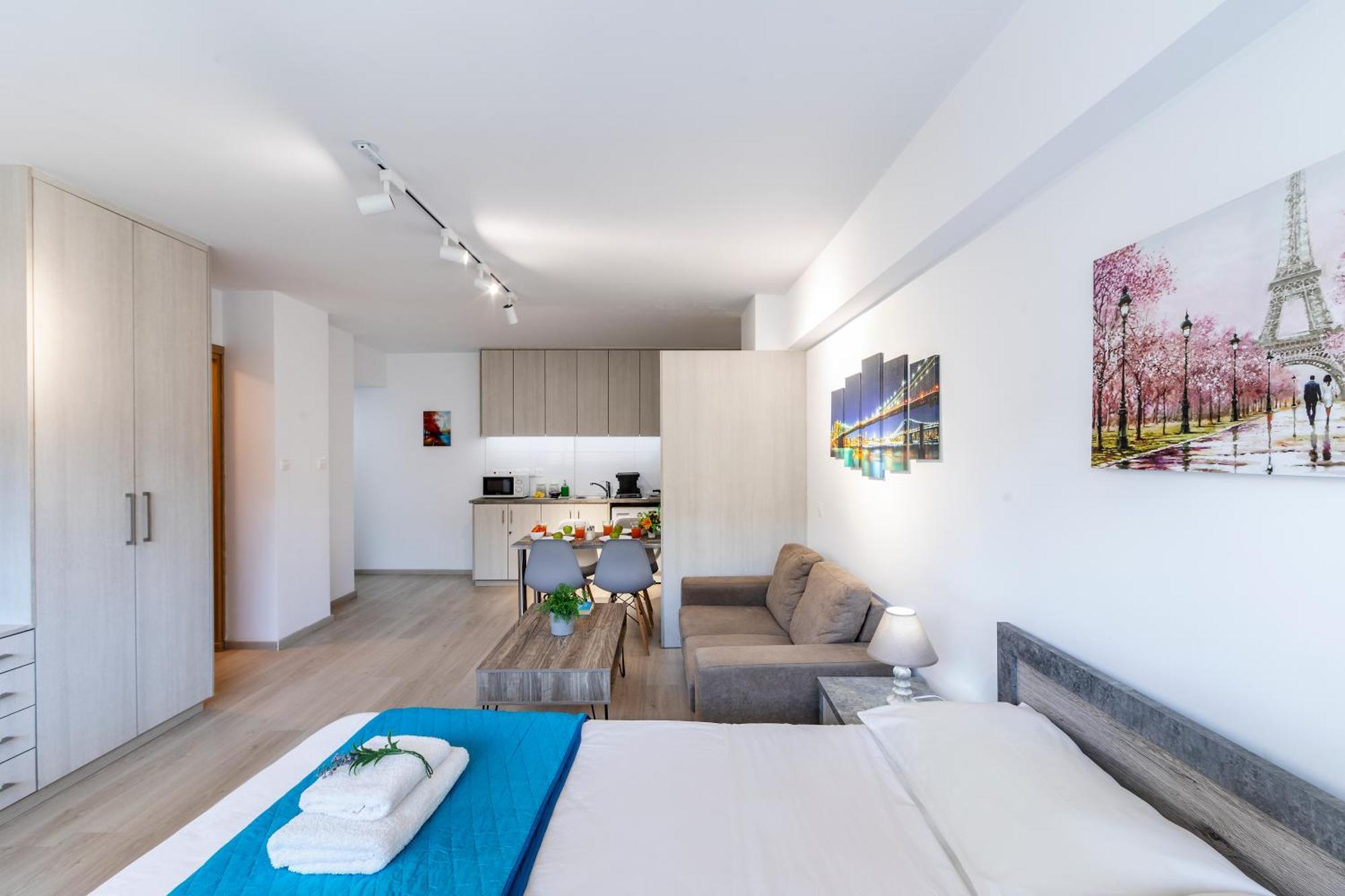 C-premium Apts 100m From And Centre דירה
