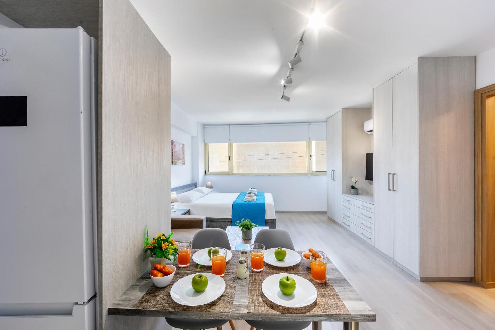 C-premium Apts 100m From And Centre דירה *