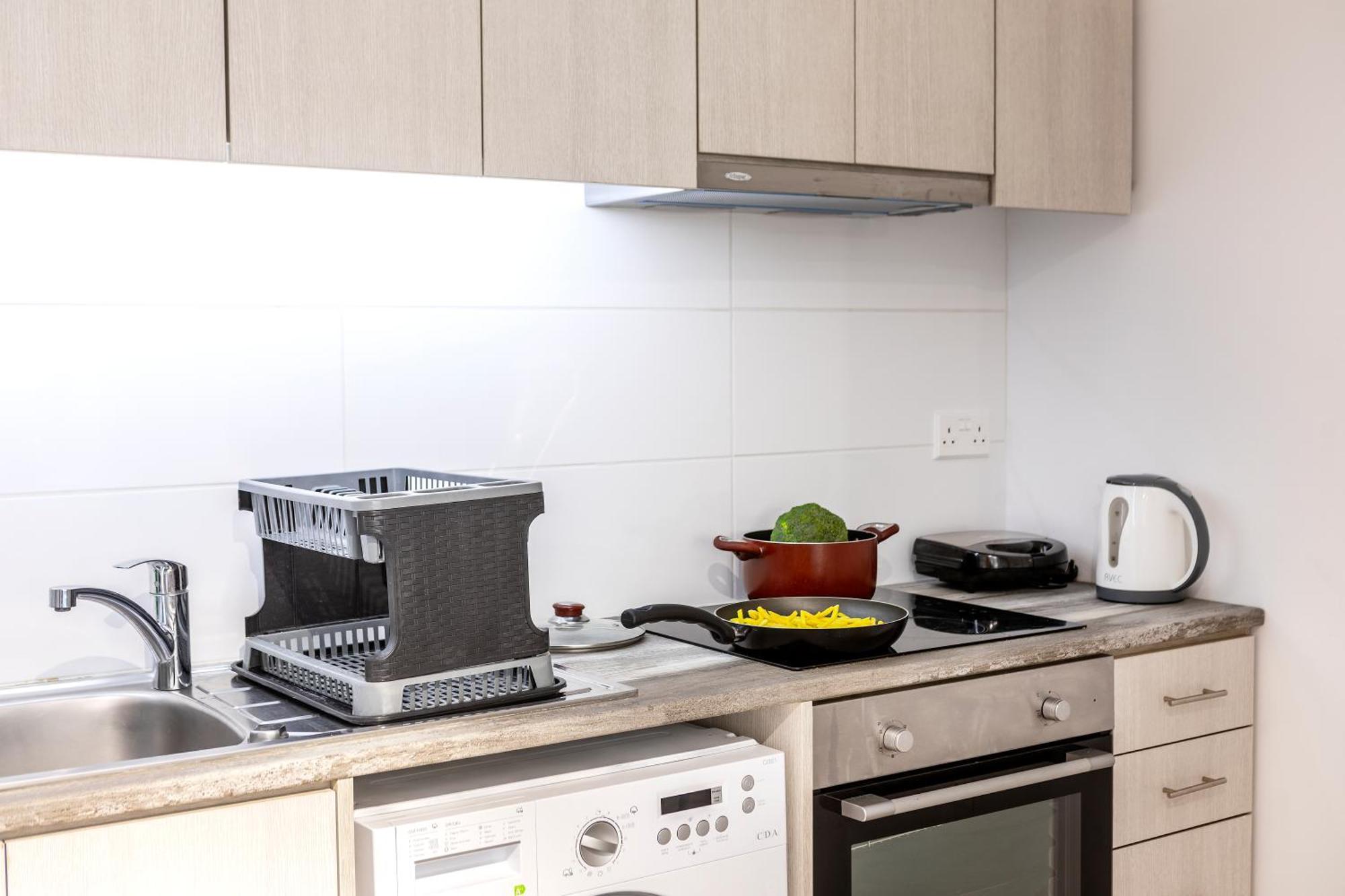 C-premium Apts 100m From And Centre דירה *