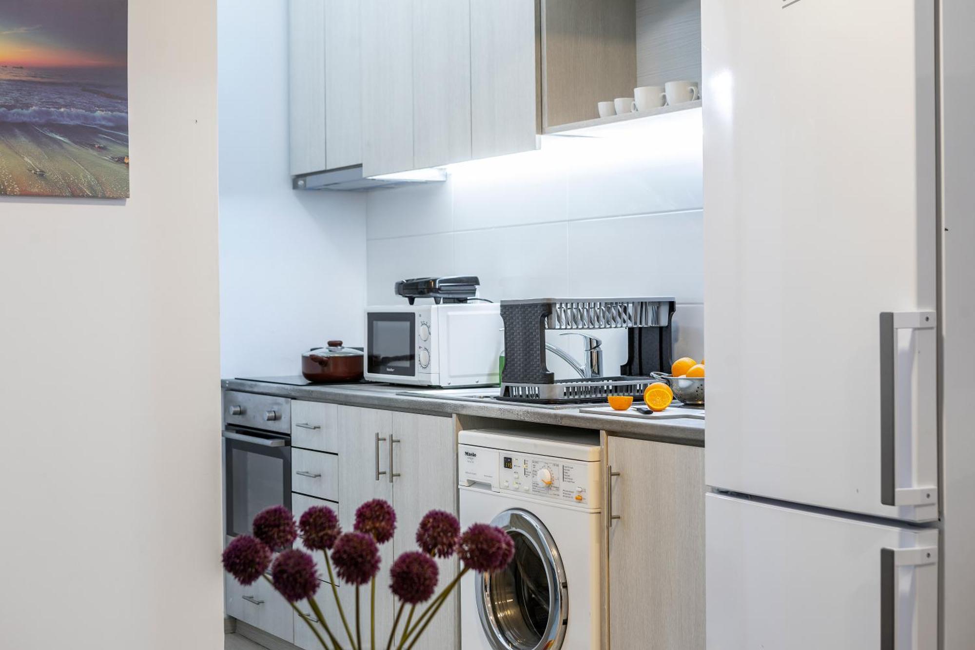 C-premium Apts 100m From And Centre דירה *