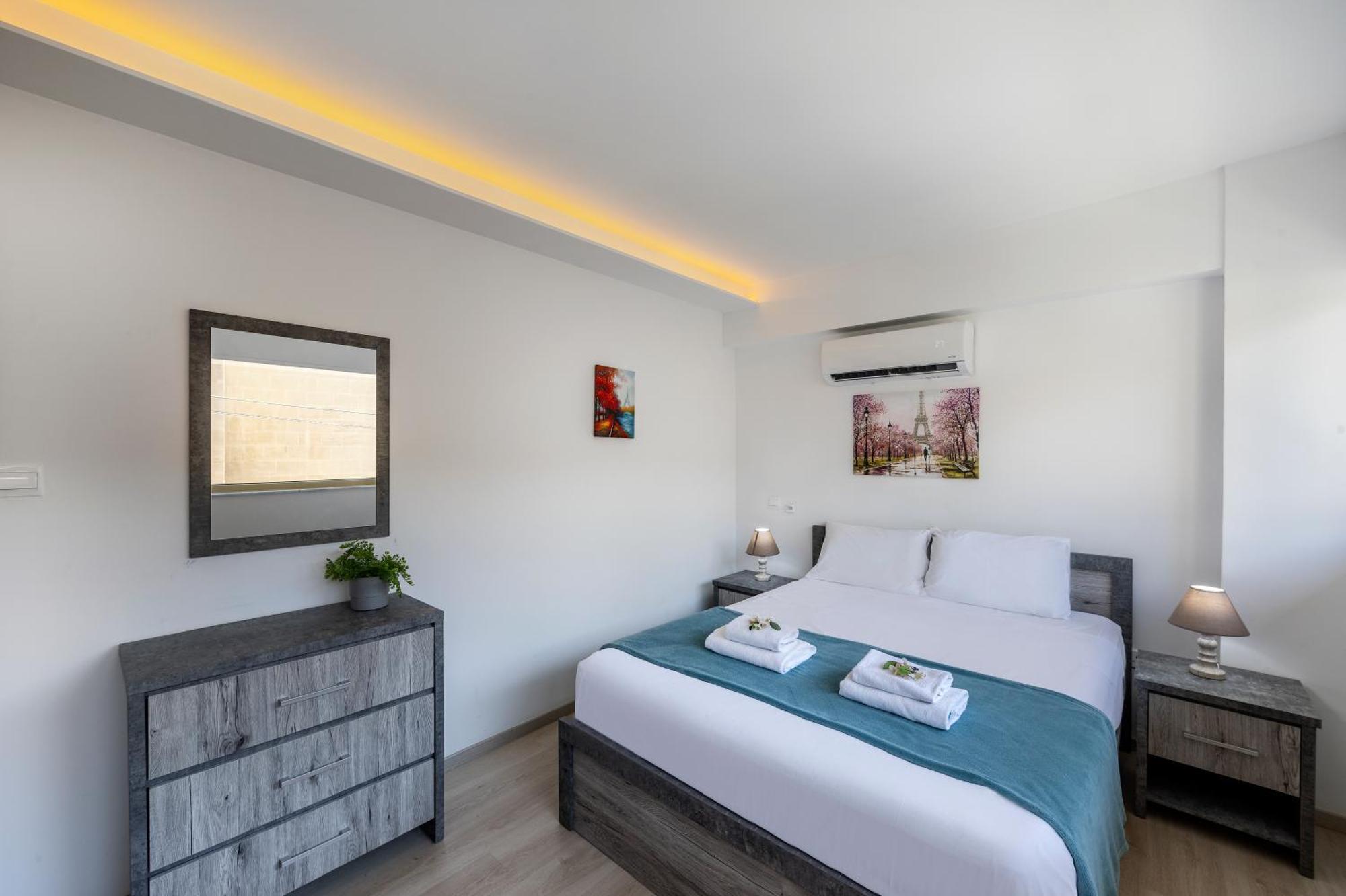 C-premium Apts 100m From And Centre דירה *