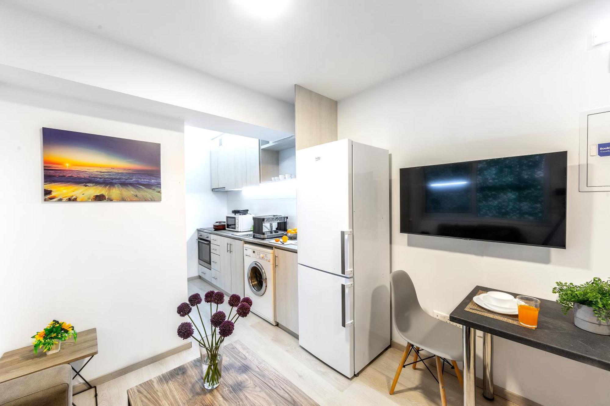 C-premium Apts 100m From And Centre דירה *