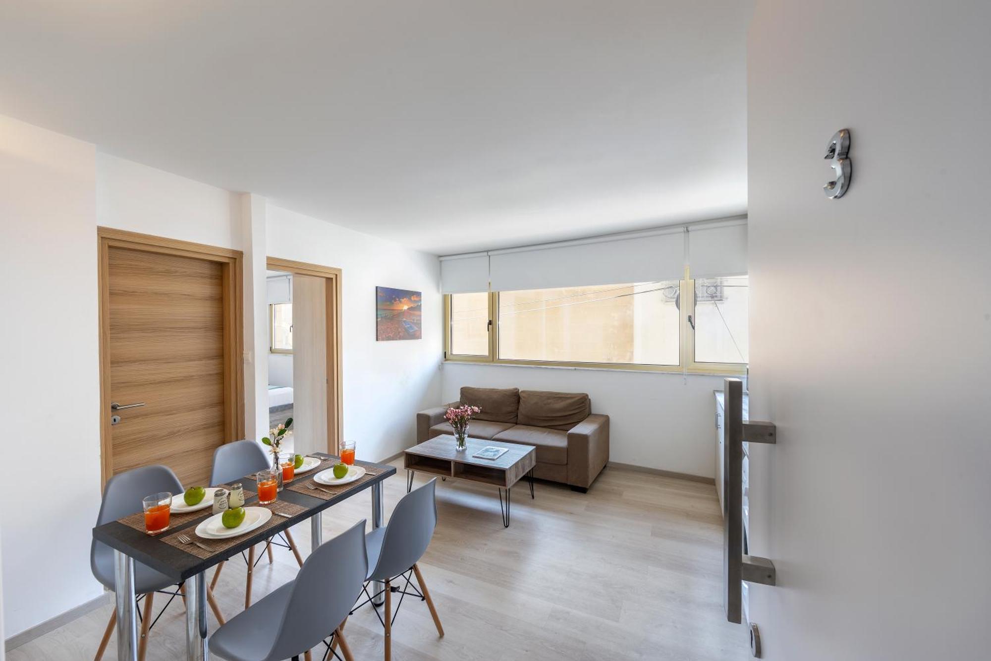 C-premium Apts 100m From And Centre דירה לרנקה