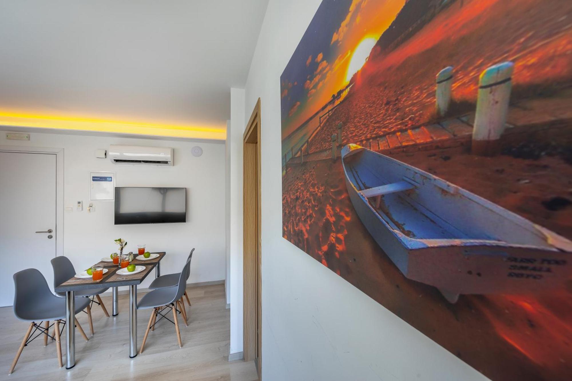 C-premium Apts 100m From And Centre דירה *