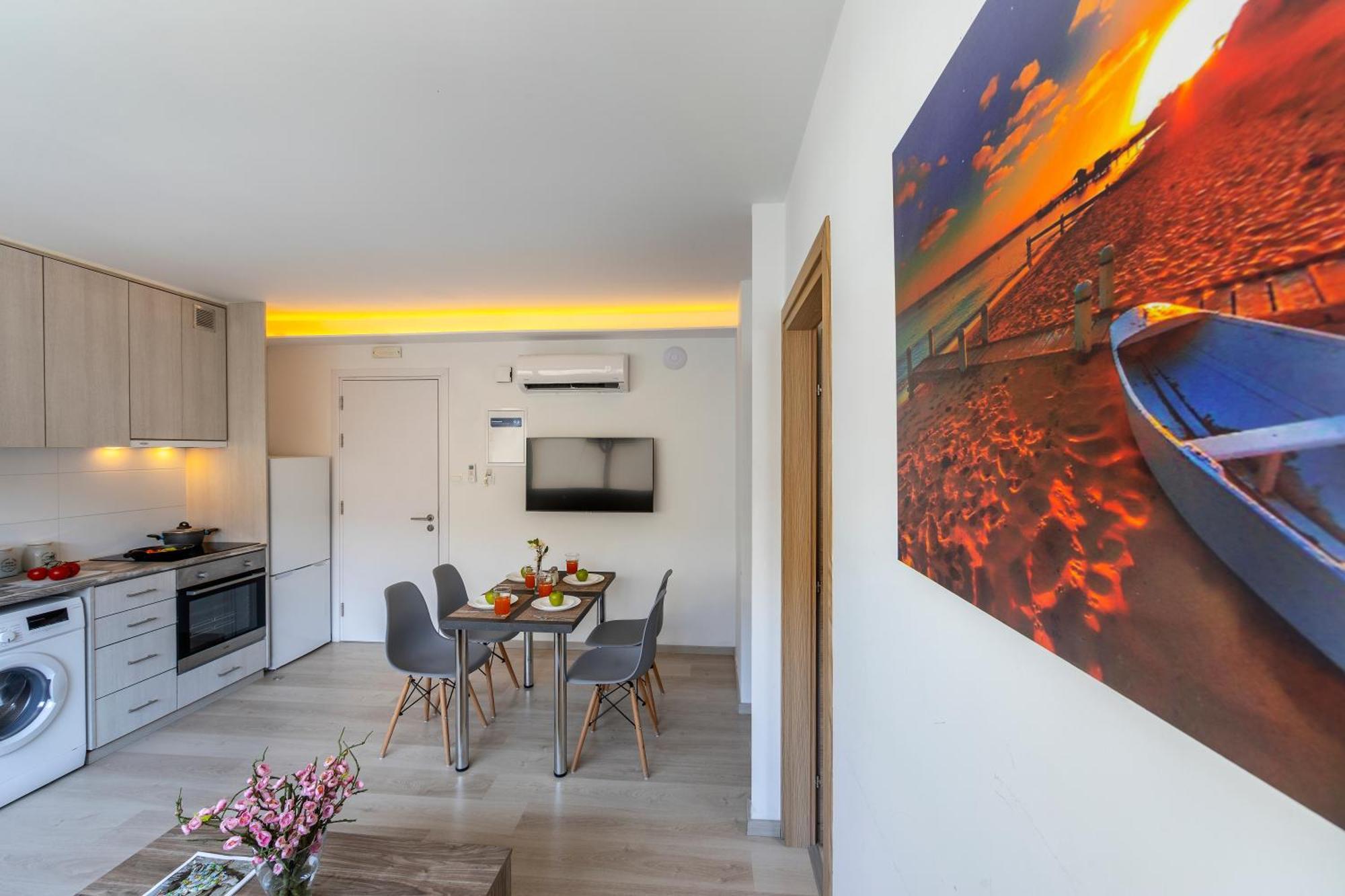 C-premium Apts 100m From And Centre דירה *