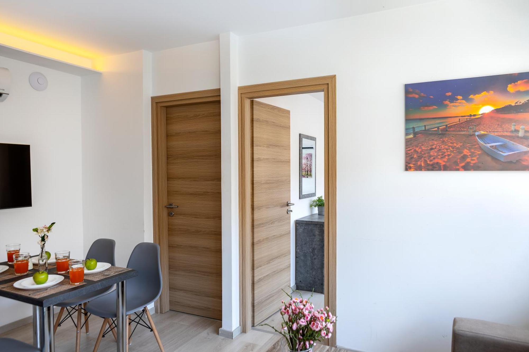 C-premium Apts 100m From And Centre דירה